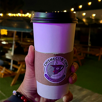 Café servido en Chismecito Time, cafetería en Tijuana)